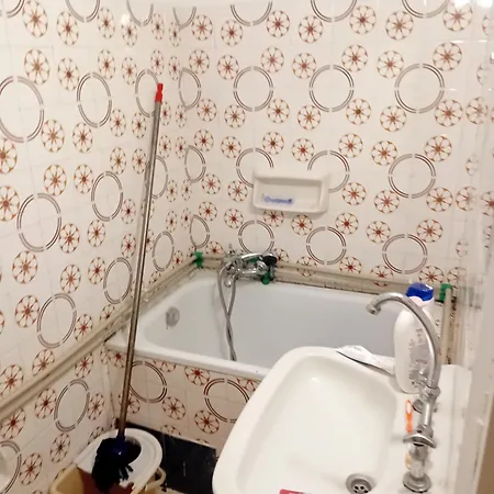 Larry House アパート フロリナ